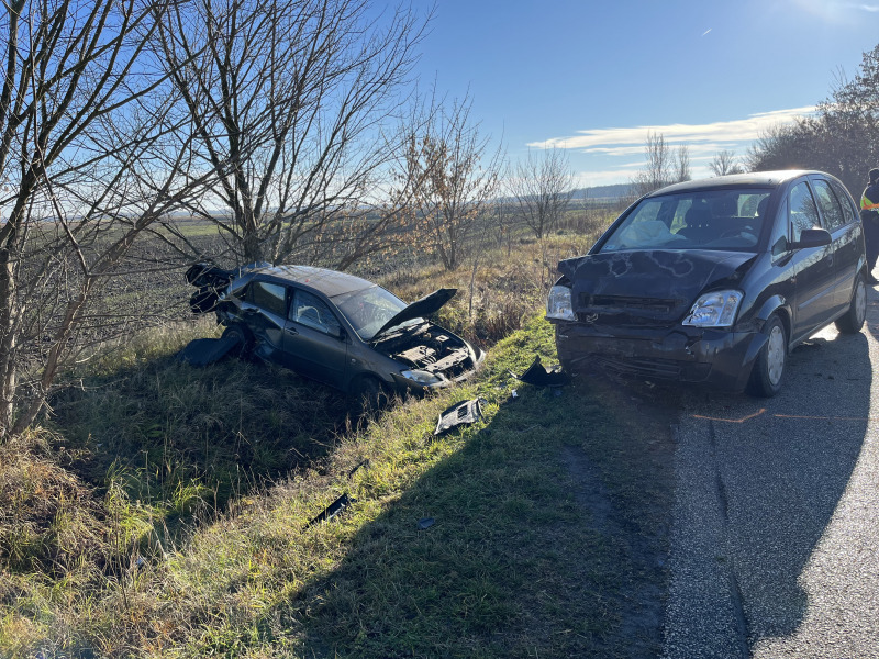 Újabb karambol a Miske-Hajós közötti úton –Opel és egy Toyota személygépkocsi ütközött, utóbbi az árokban