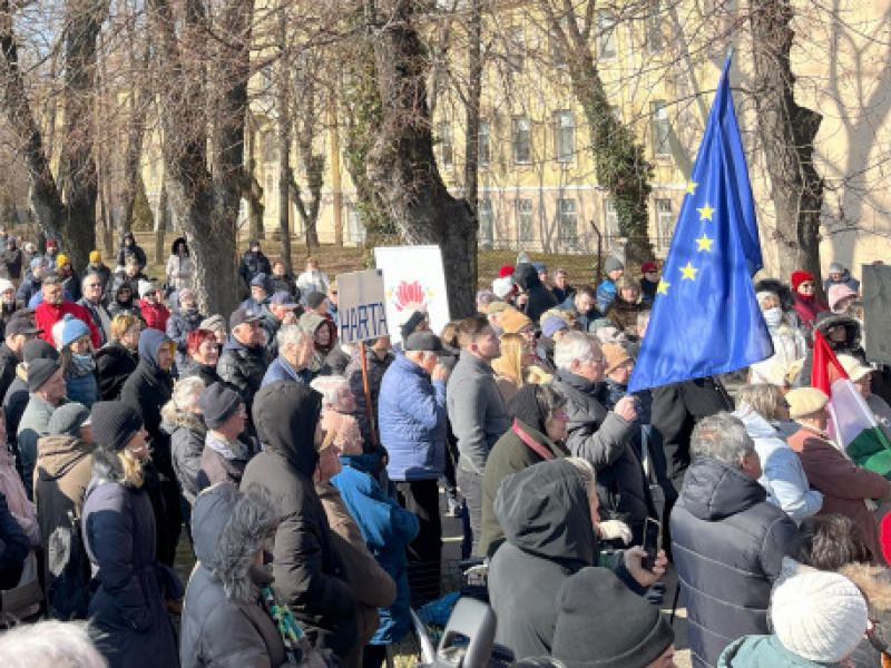 Tüntetés a kalocsai kórházért – Mintegy 600 fő demonstrált Kalocsán, a Szent Kereszt Kórház bejárata előtt