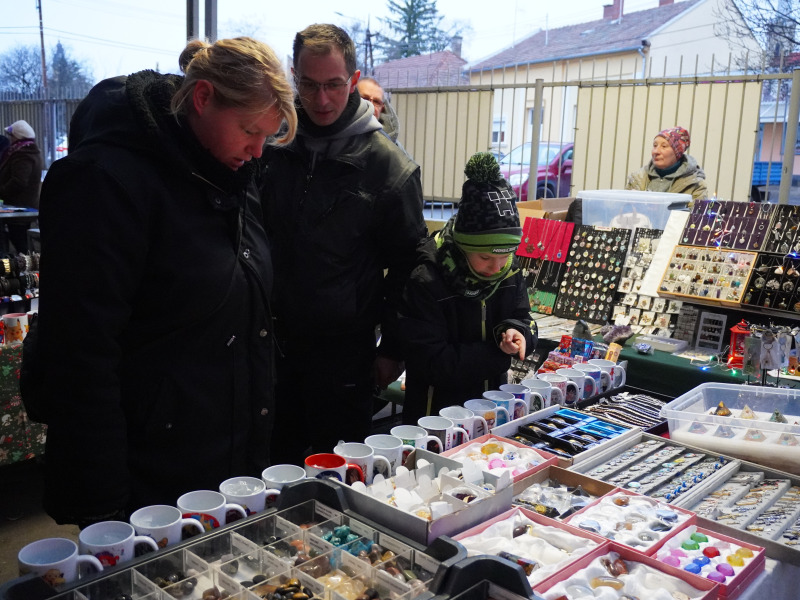 Adventi hangulat a piacon – Negyedszer is közösségi ünneppé vált a Kultúrpiac