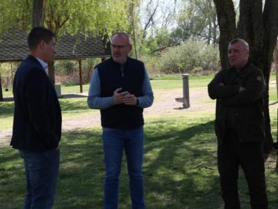 Húsz gömbszivarfa került a földbe Dusnokon – ünnepélyes faültetés a Barai szabadidőparkban