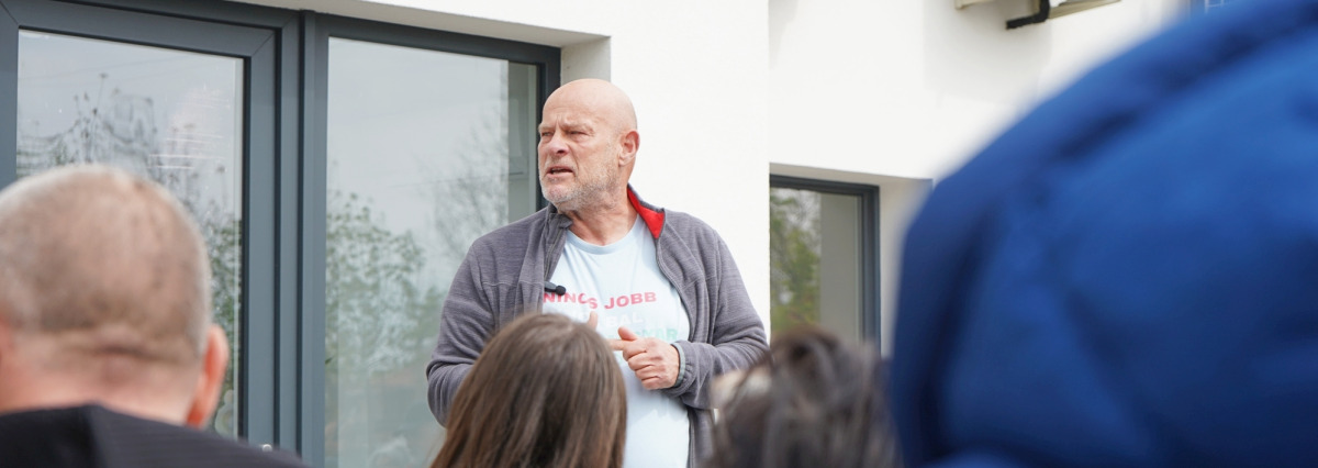 Judák Zsolt köszönetet mondott a támogatóinak, majd többedmagával megmártózott a Vadkerti-tóban