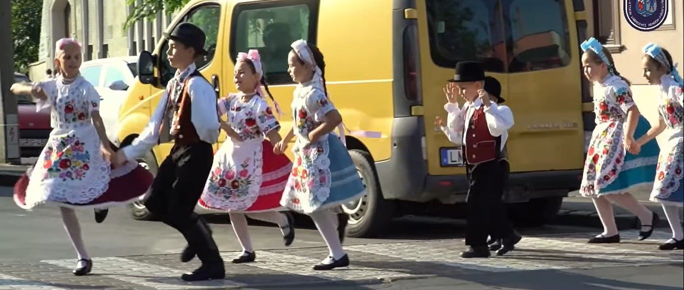 Rendőrségi flashmob iskolakezdésre – Ilyen eddig nem volt!