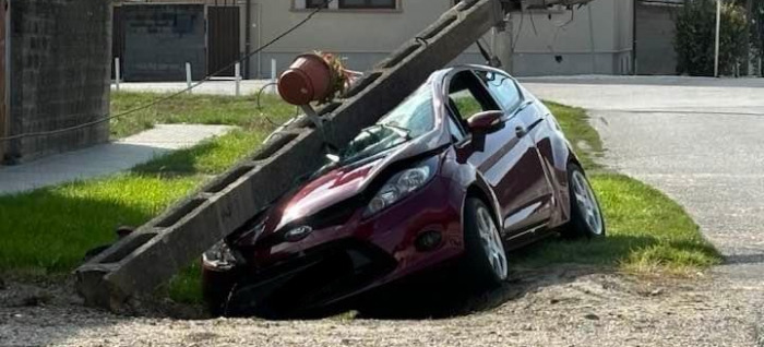 Villanyoszlop dőlt egy autóra Foktőn